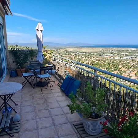 Vue Et Sur Les Iles D'or D'hyeres *